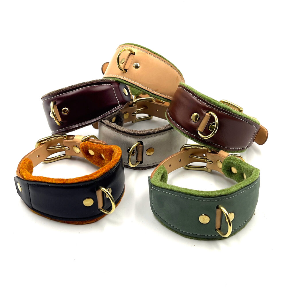 seks halsbånd med filt foer i forskellige farver liggende i bunke med hvid baggrund – eksklusivt design til hunde fra Ziggy Longdog, perfekt til sighthounds som greyhounds og whippets.