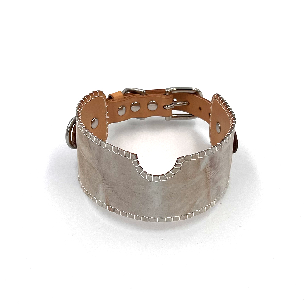 Lyst marmoreret halsbånd i skind – eksklusivt og elegant